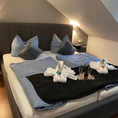 Hotel Und Restaurant Zum Bunten Hirsch Mirow Exterior foto