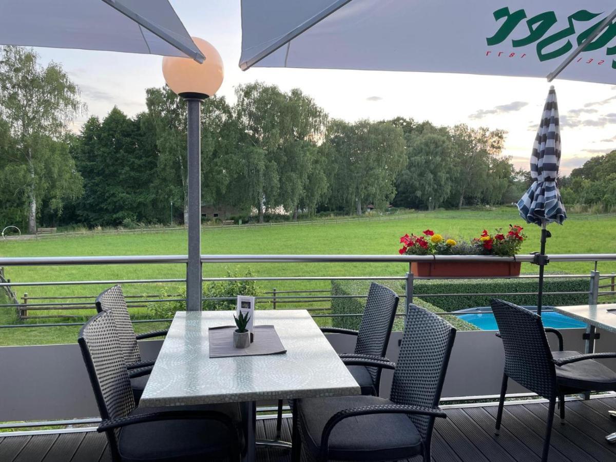 Hotel Und Restaurant Zum Bunten Hirsch Mirow Exterior foto