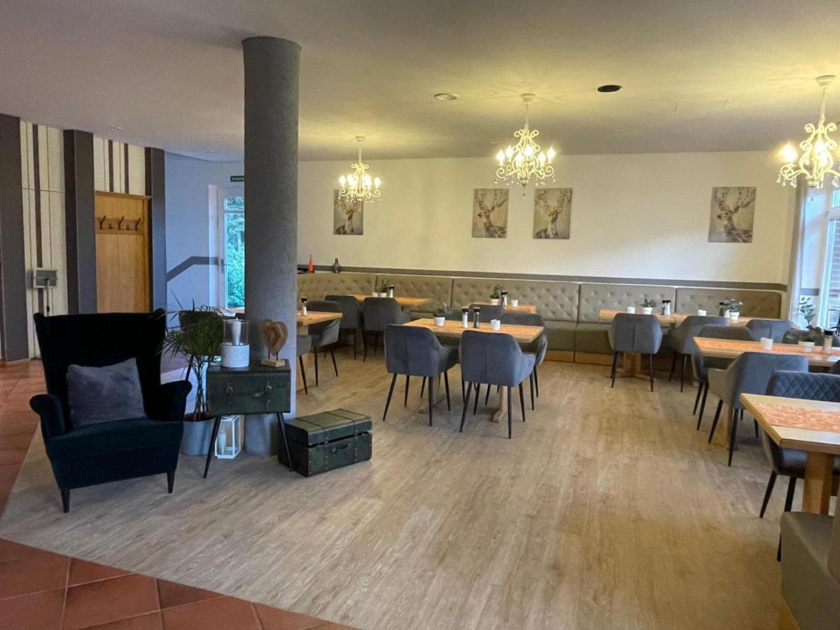 Hotel Und Restaurant Zum Bunten Hirsch Mirow Exterior foto